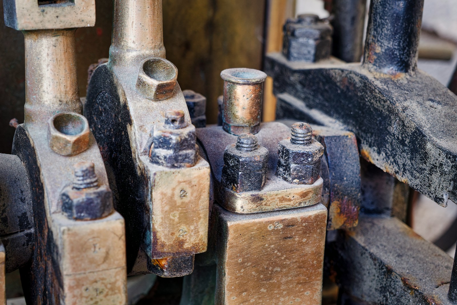 Hydraulics & pneumatics: valves, cylinders & fittings
